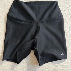 Alo High-Rise Bike Shorts in Black